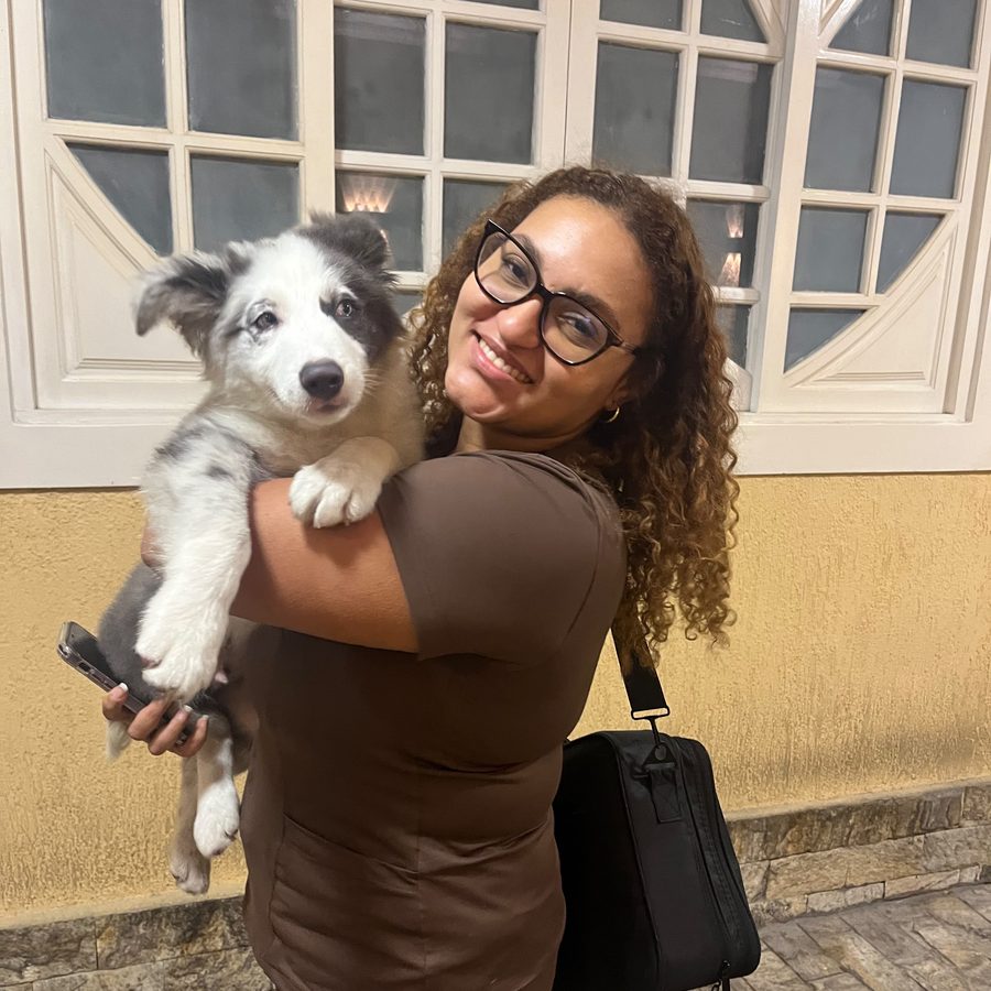 Dra. Mariana Helen com o filhote Coronel no colo após atendimento domiciliar