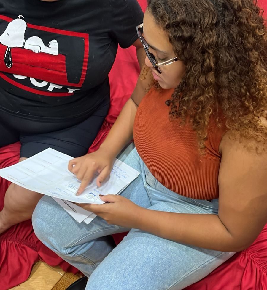 Dra. Mariana explicando a carteira de vacinação para tutora