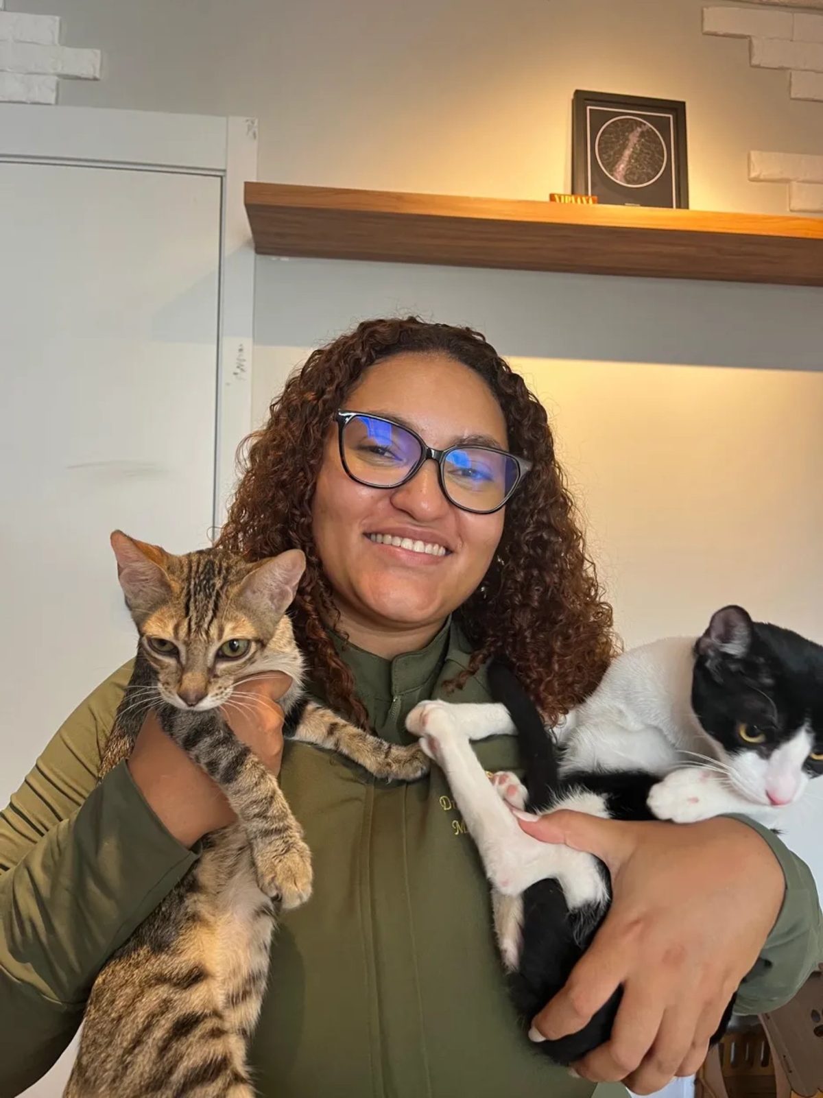 Dra. Mariana segurando dois gatos durante atendimento