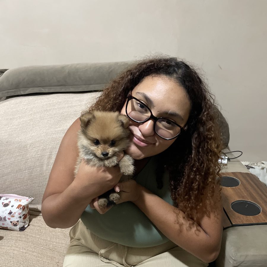 Dra. Mariana Helen com a cadela Maggie no colo durante atendimento domiciliar